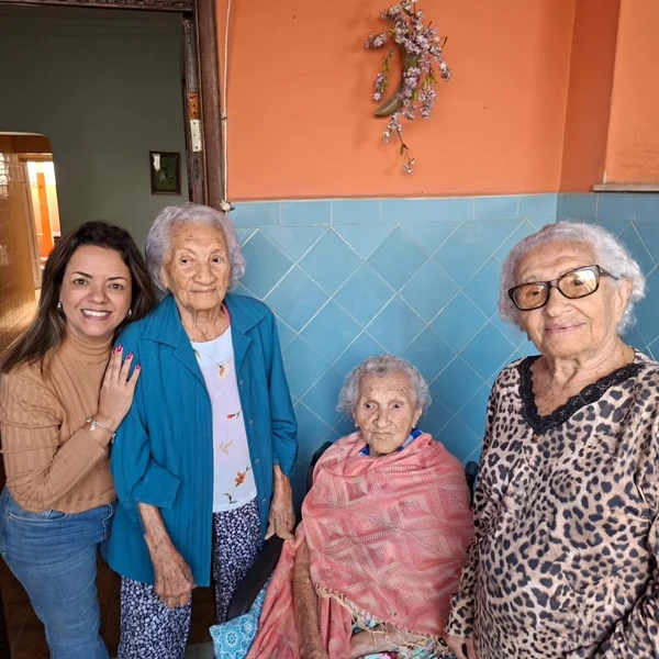 Levita (sentada) em seu aniversário de 108 anos; com suas irmãs Zulina (à esquerda) e Zoraide (à direita), juntamente com a neta de Zoraide por Reprodução