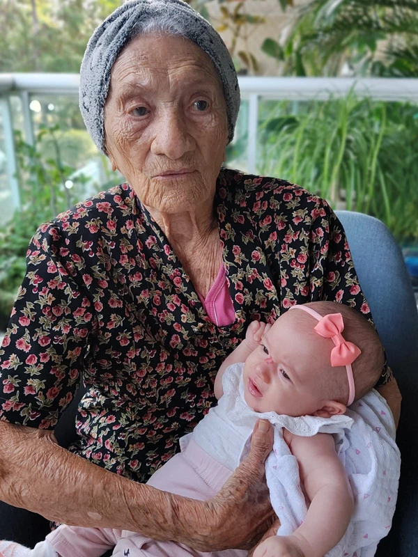 Em 2024, Zulina com sua bisneta mais nova por Reprodução