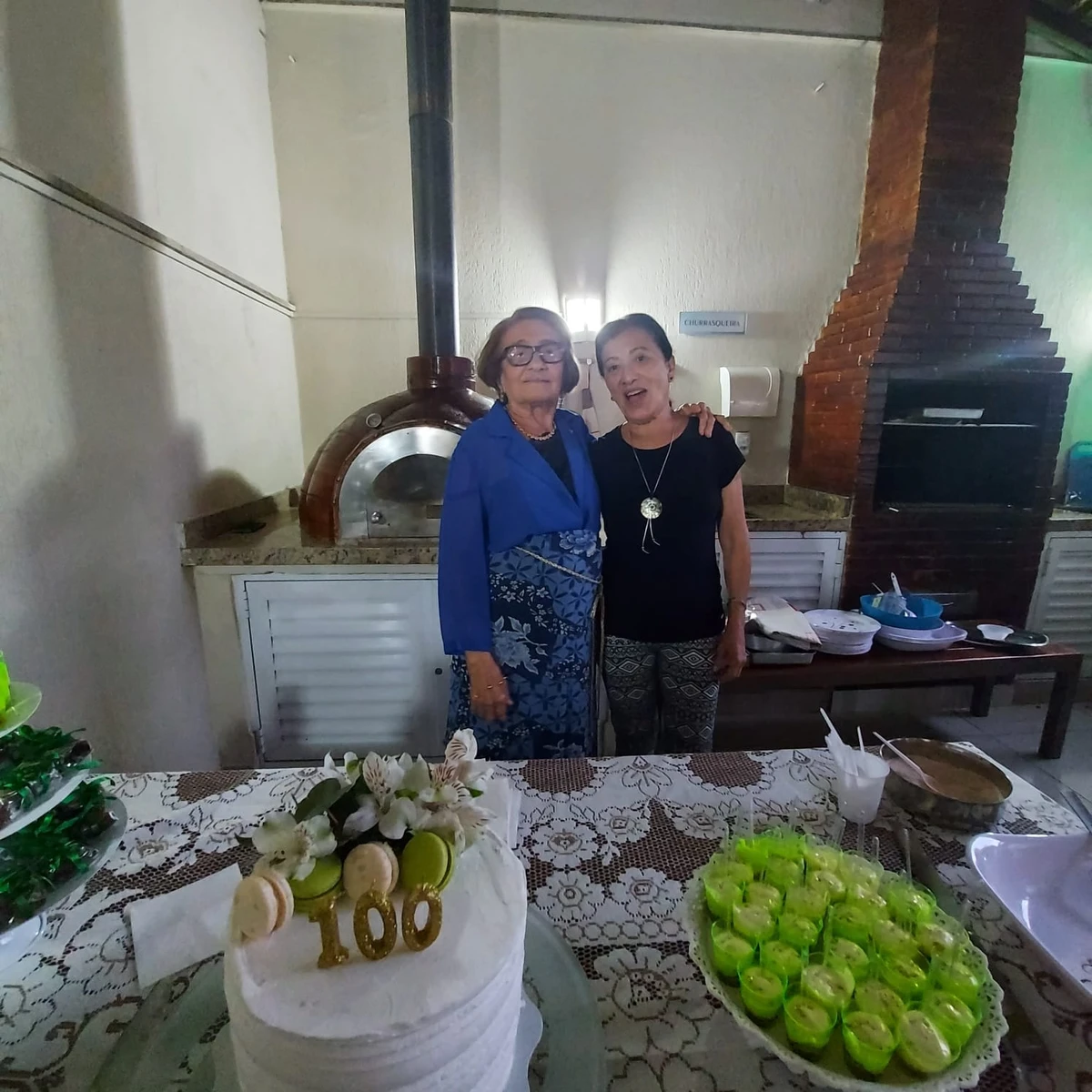 Zoraide em seu aniversário de 100 anos em 2021, com sua sobrinha Zuleide por Reprodução