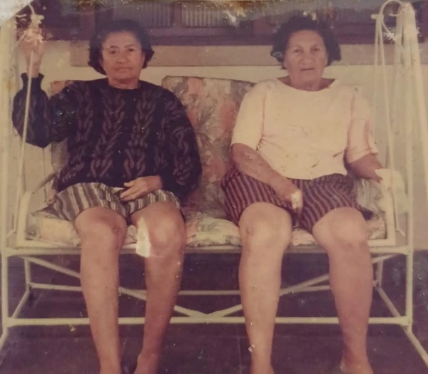 Zoraide (à esquerda) em 1988, e sua irmã mais nova, Zulina por Reprodução
