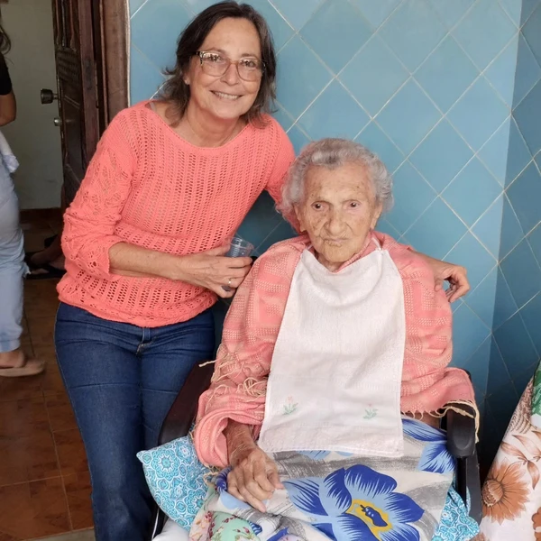 Levita no seu 108º aniversário, com a sua sobrinha Maristela por Reprodução