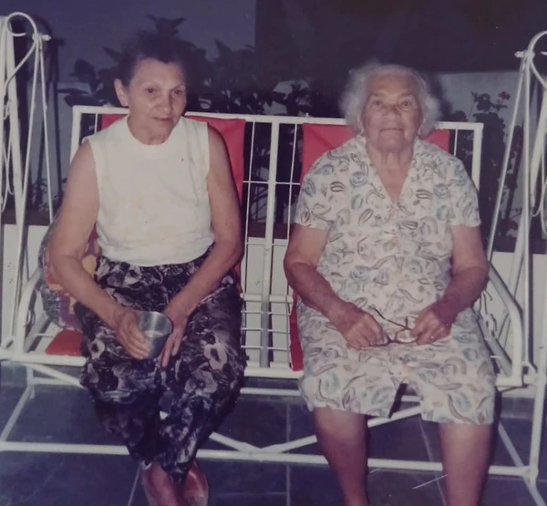 Levita (à esquerda) em 1988, com sua mãe Jovelina, que viveu até os 100 anos de idade por Reprodução