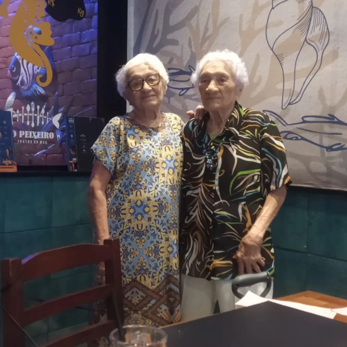 Zoraide (à esquerda) em seu aniversário de 104 anos, em 2025, com sua irmã Zulina por Reprodução