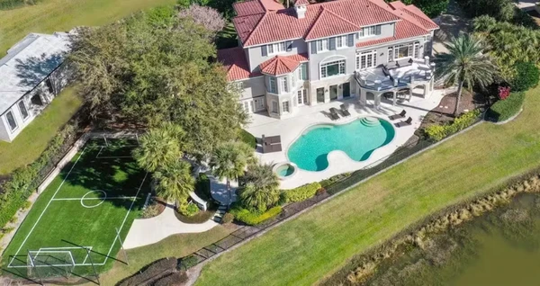 Mansão fica localizada em Orlando, nos Estados Unidos por Divulgação | Realtor