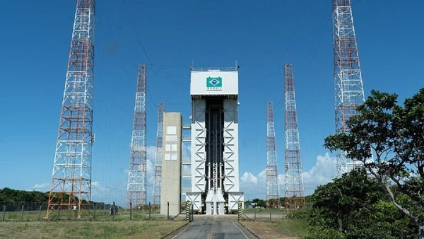 O Centro de Lançamento de Alcântara (CLA), maior instalação do gênero no Brasil, fica localizado no município por Ministério da Ciência, Tecnologia e Inovação