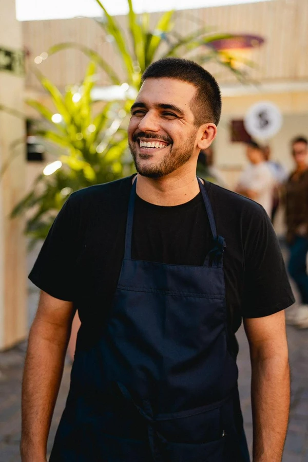 A experiência “O Amor é Filme” começa com “Titanic, 1ª Classe”, passa por "Meia-Noite em Paris”, “Comer, Rezar e Amar” e “Julie & Julia”, e termina com a sobremesa “Amélie Poulain”. O menu custa R$ 240 por pessoa. A proposta com harmonização sai a R$ 290 por pessoa. As reservas podem ser feitas no link no perfil do Proa Gastrôbar no Instagram: @proa.gastrobar.
 por Felipe Buccos/Divulgação