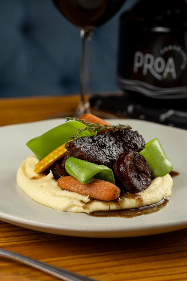 No Proa Gastrôbar, na Pituba, o menu especial de Dia dos Namorados vem diretamente de Hollywood. O jantar, assinado pelo chef Ricardo Vallari, será servido em cinco etapas, com pratos que fazem referência a filmes icônicos. Um dos diferenciais da experiência é a possibilidade de escolher entre harmonizações com vinhos ou cervejas artesanais em todas as etapas do jantar. por Guiga Motta/Divulgação