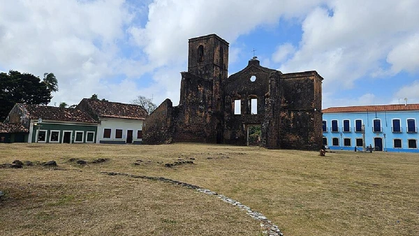 Registro da Praça Matriz com foco em uma das ruínas por Ciriice / Wikimedia Commons