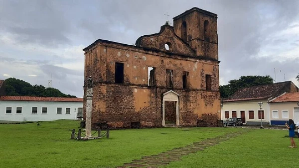 Ruínas de igrejas e casarões, bem como prédios históricos conservados do centro histórico tombado, já podem ser encontrados diretamente na praça  por Ridiculopathy / Wikimedia Commons