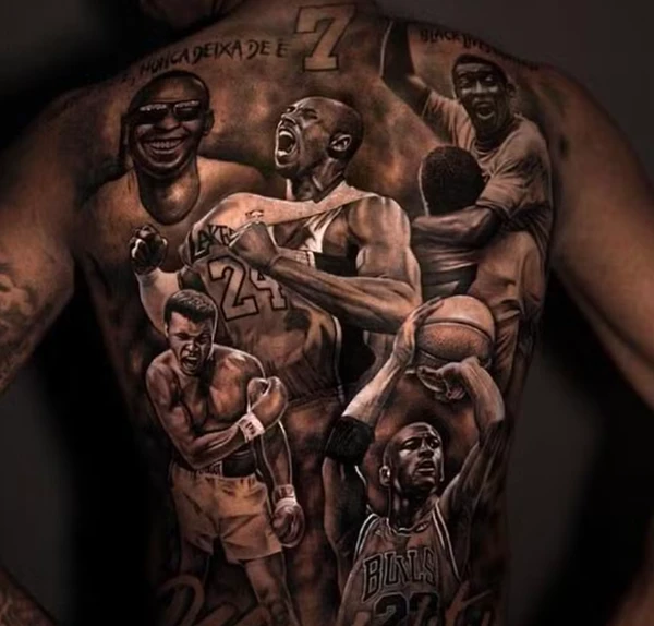 Vini Jr. decidiu homenagear algumas das figuras que mais o inspiraram ao longo da vida. O atacante tem tatuagem nas costas com retratos de Pelé, Kobe Bryant, Muhammad Ali e Michael Jordan. por Reprodução | Redes Sociais