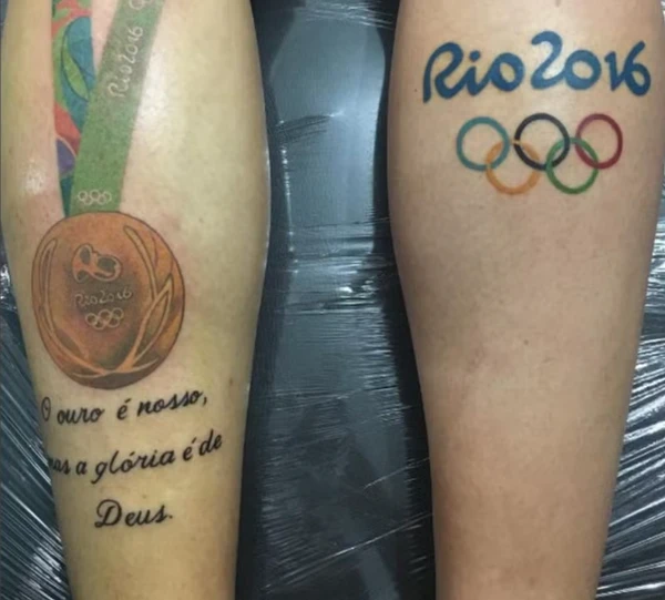 Weverton eternizou a mensagem “O ouro é meu, mas a glória é de Deus” ao lado da tatuagem que celebra a conquista da medalha olímpica nos Jogos Rio 2016. por Reprodução | Redes Sociais