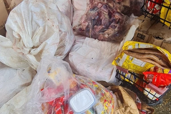 Visa Manaus interdita supermercado na zona Leste por alimentos descongelados e infestação de insetos