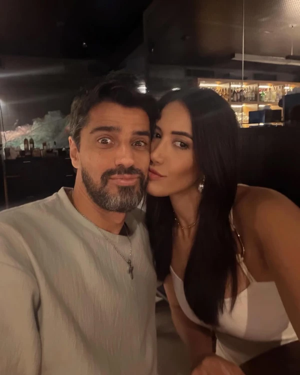 Alberto Cowboy com a esposa, Priscilla Monroy por Reprodução/Instagram