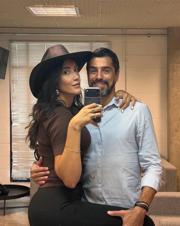 Alberto Cowboy com a esposa, Priscilla Monroy por Reprodução/Instagram