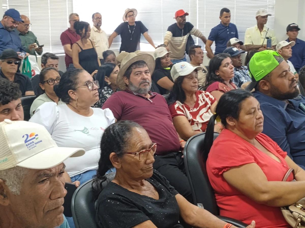 Famílias assentadas recebem títulos de terras por Bahia Farm Show