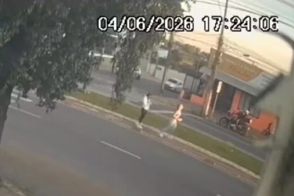 Câmeras flagraram investigadas tirando fotos em ciclovia pouco antes do acidente por Reprodução