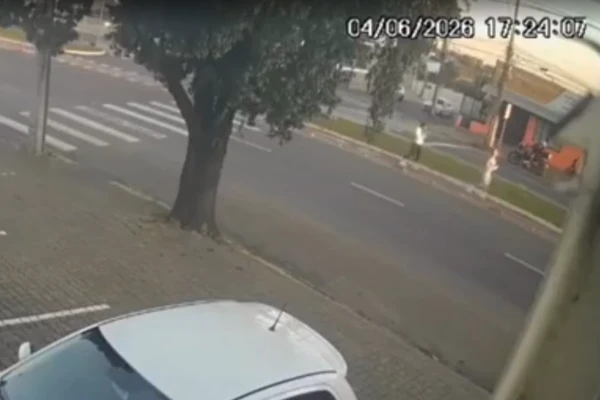 Câmeras flagraram investigadas tirando fotos em ciclovia pouco antes do acidente por Reprodução