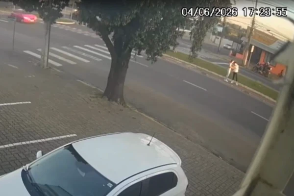 Câmeras flagraram investigadas tirando fotos em ciclovia pouco antes do acidente por Reprodução