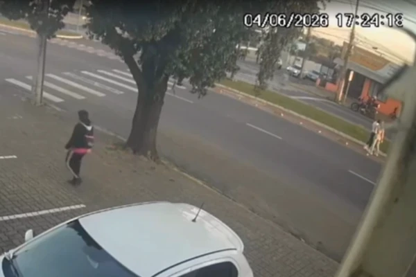 Câmeras flagraram investigadas tirando fotos em ciclovia pouco antes do acidente por Reprodução