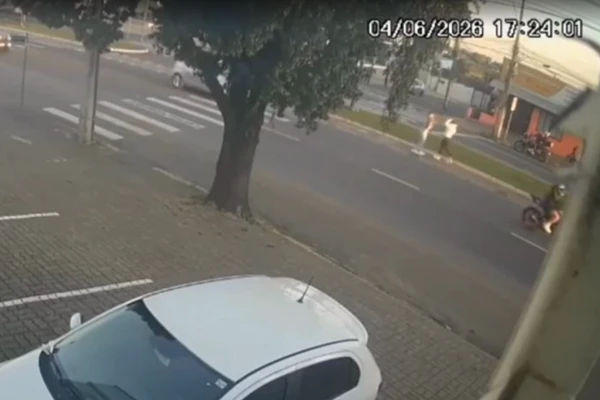 Câmeras flagraram investigadas tirando fotos em ciclovia pouco antes do acidente por Reprodução