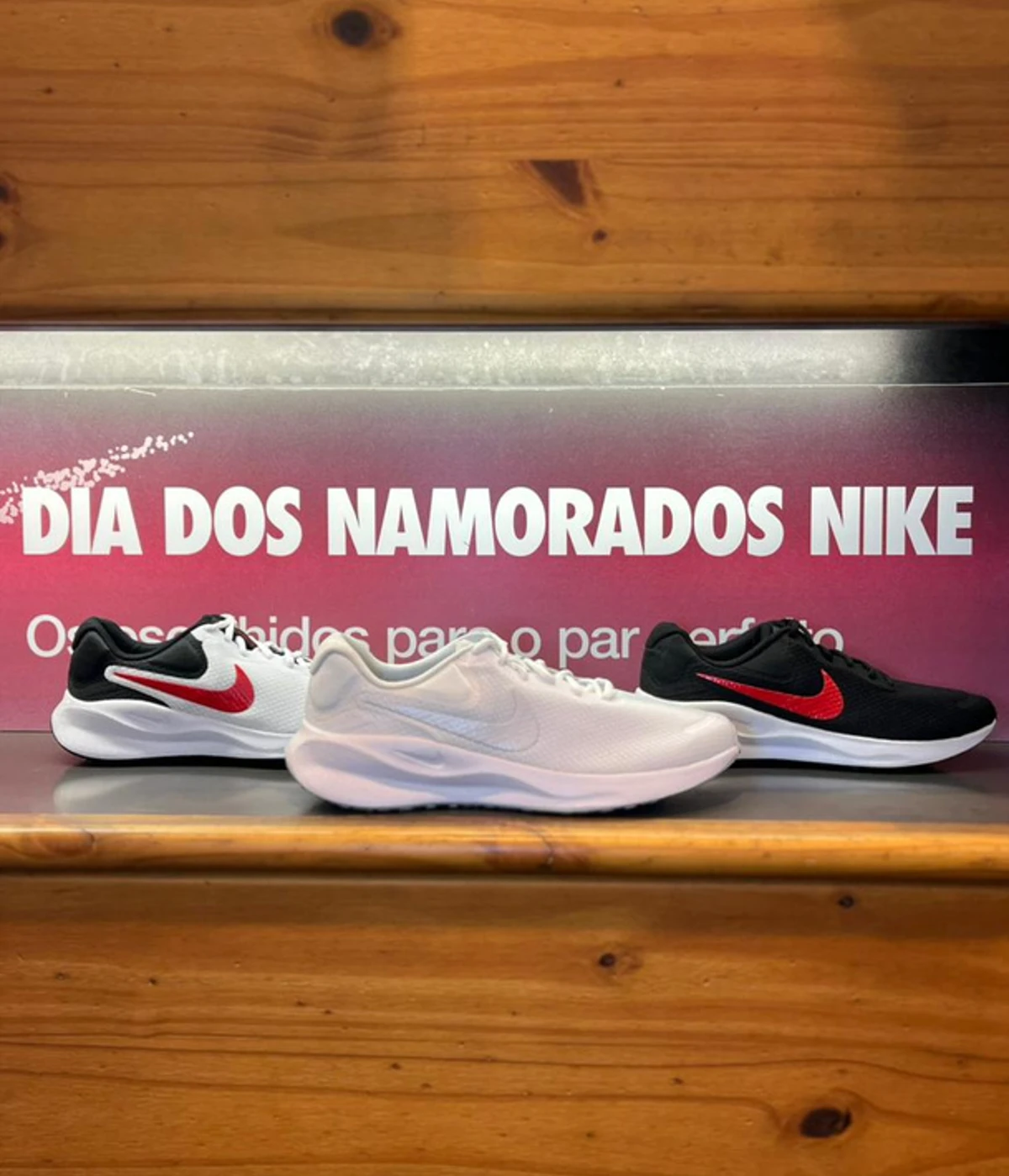 Tênis Nike Revolution 7 masculino e feminino, de R$399,99 por R$299,99 
Onde: Nike do Outlet Premium 
 por Divulgação