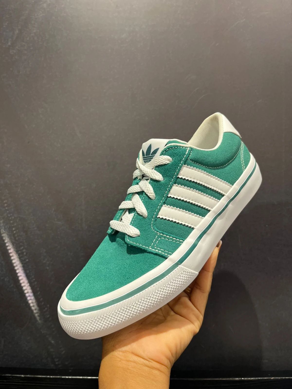 Tênis Adidas Seeley Br Tamanhos 34 ao 42, de R$ 399,99 por R$ 199,99 
Onde: Adidas do Outlet Premium  
 por Divulgação