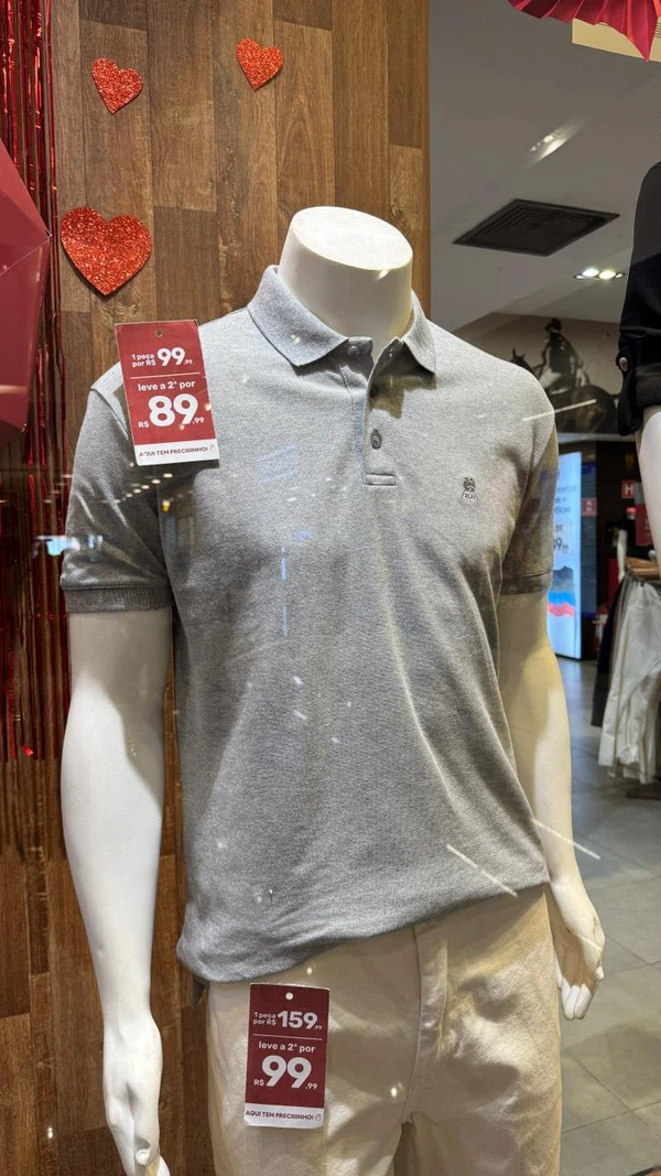 Blusa polo por R$99,99 e bermuda de algodão por R$159,99 
Onde: Polo Wear, Parque Shopping Bahia) por Divulgação