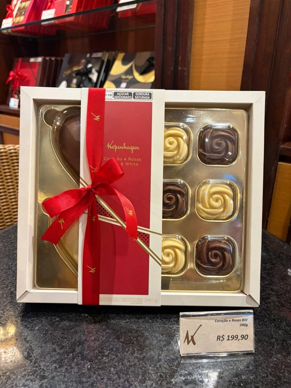 Caixa de bombons de chocolate Coração e Rosas 240g por R$199,90
Onde: Kopenhagen, Shopping Barra por Divulgação