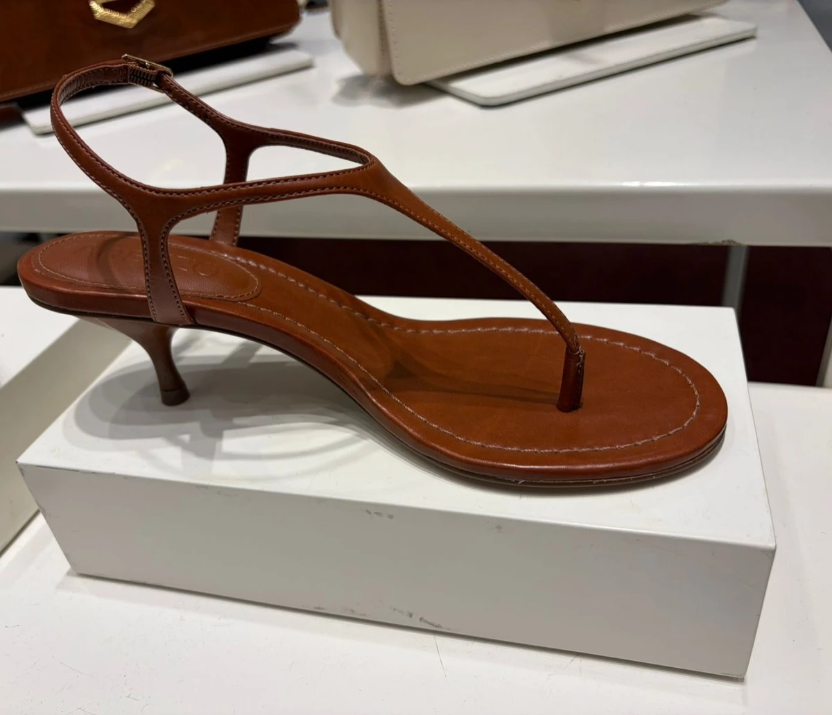 Sandália salto baixo por R$299,90
Onde: Arezzo, Shopping Barra por Divulgação