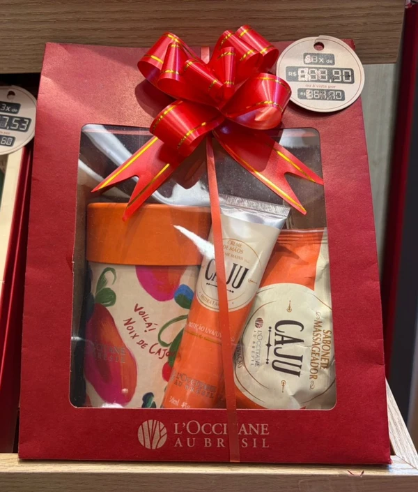 Kit L'occitane Caju Sabonete Massageador + Creme de mãos Corporal por R$ 53,90 à vista ou  R$ 61,70 no cartão  por Divulgação