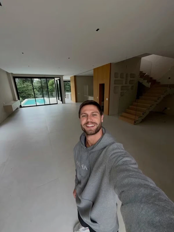 Ex-BBB Jonas Sulzbach celebra mansão finalizada após 4 anos de obras por Reprodução/Instagram