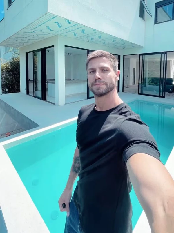 Ex-BBB Jonas Sulzbach celebra mansão finalizada após 4 anos de obras por Reprodução/Instagram