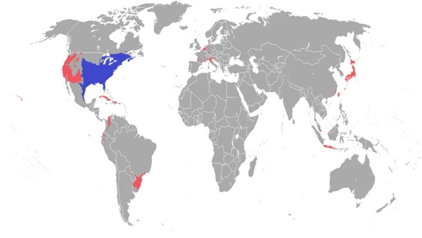 Mapa mostra a área nativa da rã-touro, em azul, e regiões onde ela aparece como espécie introduzida ou invasora, em vermelho por Osiris / Wikimedia Commons