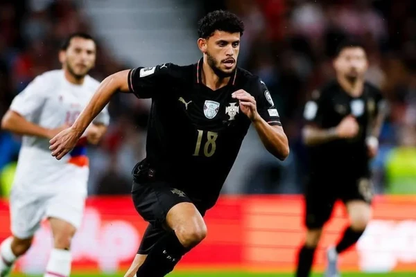 Nascido no Rio de Janeiro, Matheus Nunes construiu sua carreira em Portugal e optou por representar o país europeu no futebol internacional. Atualmente, o jogador atua pelo Manchester City, da Inglaterra. por Reprodução/Redes sociais 