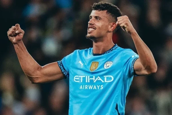 Em 2021, Matheus Nunes recebeu um convite do então técnico Tite para defender a Seleção Brasileira nas Eliminatórias. O meio-campista, porém, preferiu seguir o processo de naturalização portuguesa e manteve o compromisso com Portugal, seleção que também representou na Copa de 2022. por Divulgação/Manchester City