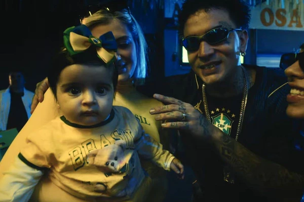 Mc Guimê com a filha Yarin no clipe de País no Futebol 2