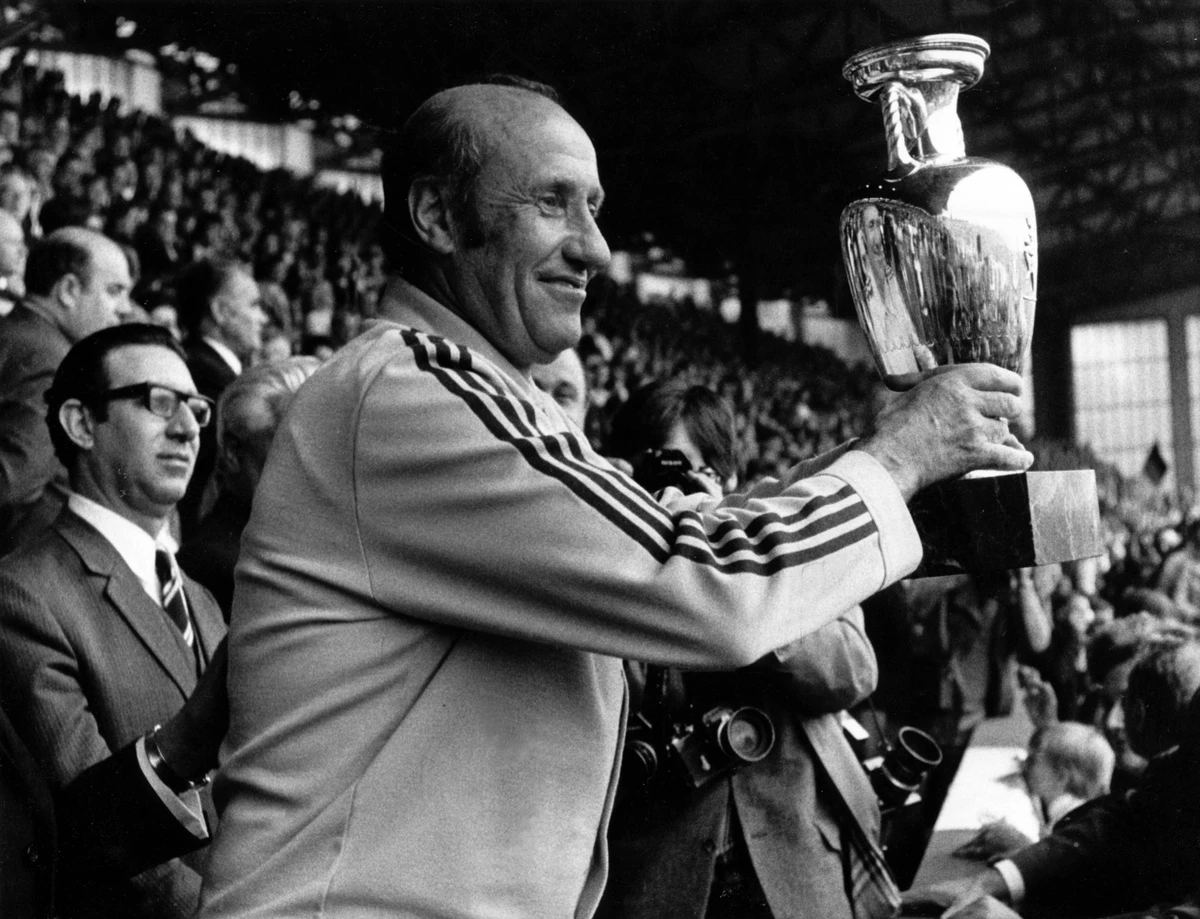  Alemanha, 74 - Helmut Schön - Virgem - Nasceu em 15 de setembro de 1915 na cidade de Dresden, na Alemanha; comandou a seleção da Alemanha Ocidental na conquista da Copa do Mundo de 1974 por Divulgação